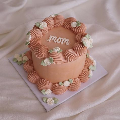 Cute Mother’s Day Cake, Mothers Day Lunch Box Cake, Mother Day Cakes Ideas, Small Mothers Day Cake, Mother's Day Bento Cake Ideas, Mother’s Day Heart Cake, Pretty Cake Decorating Ideas, Mother’s Day Mini Cake, Mother’s Day Cakes Ideas