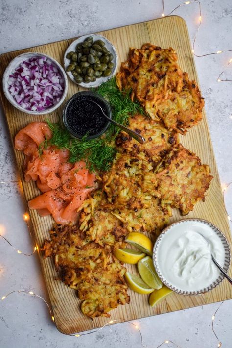 Latkes With Caviar, Latke Board, Latke Toppings, Salmon And Caviar, Christmas Baking Recipes Easy, Hanukkah Ideas, Christmas Baking Easy, Brunch Board, Hanukkah Dinner