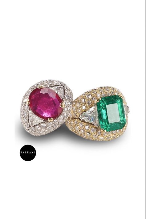 Anelli bocca di squalo trasformabili in anelli solitario con smeraldo e rubino centrale e diamanti triangolari con bocca in brillanti Fashion Glamour, Luxury Jewellery, Jewelry Diamond, Druzy Ring, Luxury Jewelry, Stud Earrings, Italy