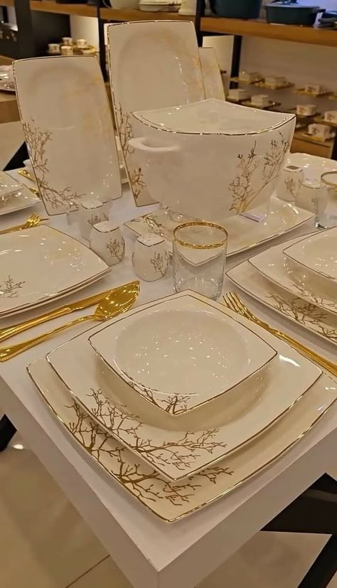 Dining Table Set Up, Assiette Design, Warner Brothers Studio, Dinnerware Set Modern, Kitchen Decor Collections, Crockery Design, Fine Dinnerware, Beautiful Home Gardens, The Great Hall