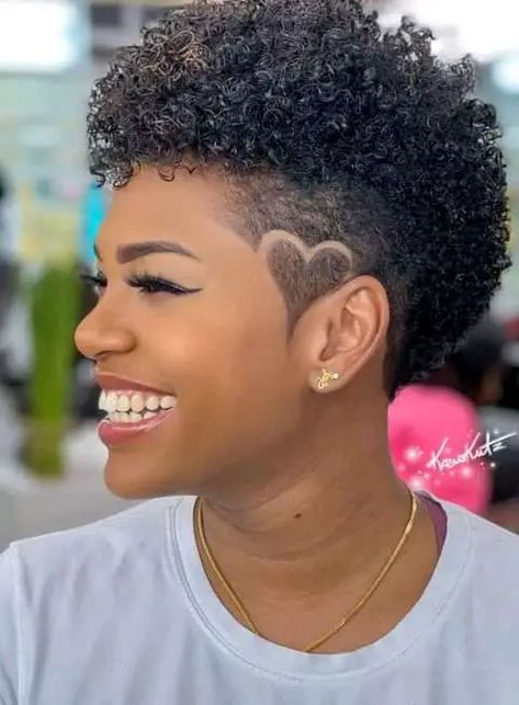 Yakoema Fashion, Natural Hair Haircuts, Short Hair Designs, Short Shaved Hairstyles, Music Prints, Shaved Hair Designs, Shaved Side Hairstyles, Tapered Natural Hair, Natural Hair Cuts