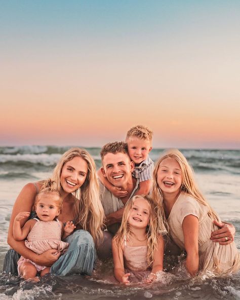 LaBrant family vacay 2023🤍 (📷: @imagesofgracephoto) | Instagram Labrant Family Pictures, The Labrant Family, Family Beach Pictures Outfits, Picture Color Schemes, Cole Labrant, Beach Photoshoot Family, Fam Goals, Beach Picture Outfits, Family Photo Colors