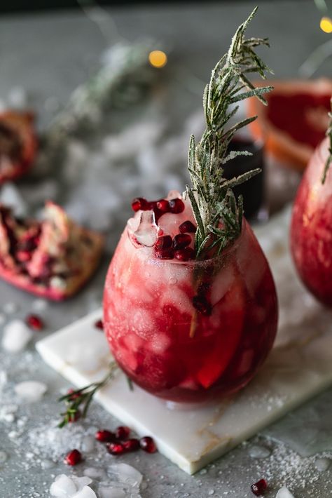 Pomegranate Palomas are the most festive drink to enjoy this holiday season! They're made with freshly squeezed grapefruit juice, pomegranate juice, lime juice, tequila, homemade cinnamon simple syrup, and a splash of soda water! They're easily made in a cocktail shaker, or they can be made pitcher-style for a crowd too. #paloma #pomegranate #cocktail #entertaining #festive #christmas Pomegranate Paloma, Gin Fizz Recipe, Empress Gin, Ginger Beer Cocktail, Pomegranate Cocktails, Gin Fizz Cocktail, Paloma Recipe, Cinnamon Simple Syrup, Gin Cocktail Recipes