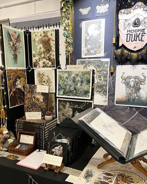 Art Exhibition Display Ideas, Artist Alley Table Display Ideas, Merch Table Display Band, Artist Alley Table Display, Artist Alley Display Ideas Tips, Cute Artist Alley Display, Artist Alley Display Ideas, Alley Ideas, Convention Booth