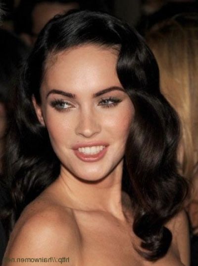 love this Hollywood glam, vintage side-swept locks look on Megan Fox Vintage Hollywood Hair, Hollywood Glamour Hair, Hollywood Glamour Makeup, Hollywood Glam Hair, Megan Fox Hair, Vintage Hairstyles For Long Hair, Hair Retro, Old Hollywood Hair, Retro Curls