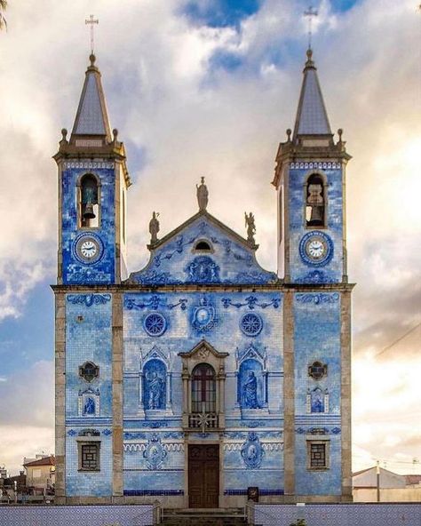 Lisbon 🇵🇹 Lisboa Travel | Hotels | Food | Tips on Instagram: "Step into a world of serenity with Portugal's stunning Blue architecture by @donzsy ✨💙 💡These glazed blue ceramic tiles from the 14th century decorate the streets, buildings, and monuments of Portuguese cities. The azulejo is also commonly displayed in Portuguese homes, as well as train stations, restaurants, and fountains. 👉🏻Share this with someone who wants to travel to Portugal! 😍 📸: @donzsy 📍Cortegaça, Aveiro 📍Aveiro 📍Estação S. Bento - Porto 📍Porto 📍Porto 📍Sintra" Travel To Portugal, Blue Architecture, Hotel Food, Train Stations, Portugal Travel, Food Tips, 14th Century, Blue Ceramics, Lisbon