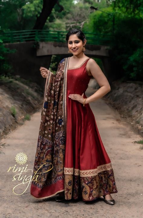 Plain Kurti With Kalamkari Dupatta, Kalamkari Chunni Dresses, Kalamkari Anarkali Designs, Kalamkari Dupatta With Dress, Paithani Half Saree Designs, Maroon Anarkali Dress, Lahenga Ideas, Ghagra Design, Kalamkari Border