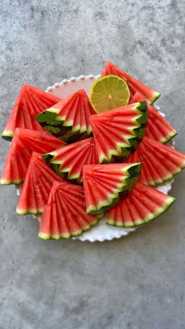 Watermelon Platter Ideas, Watermelon Slices For Party, Watermelon Display Ideas, Watermelon Presentation, Watermelon Serving Ideas, How To Cut A Watermelon, Ways To Serve Watermelon, Watermelon Platter, Tea Party Savory