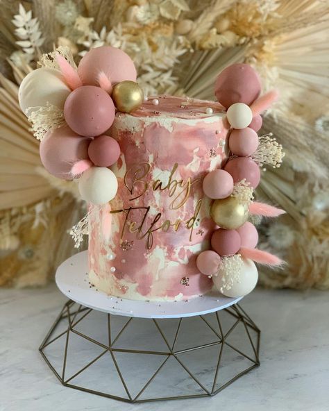 THEMARBLECAKERY on Instagram: “Dusky pink, texture, dried flowers and decorative balls! What’s not to love ✨ beautiful cake to celebrating baby Telford being on her way!…” Rose Gold Marble Cake, Cakes With Balls Decoration, Cake With Balls Decoration, Pink Birthday Cake Ideas, Barbie Themed Cake, Modern Birthday Cakes, Cake Designs For Girl, Birthday Balloons Pictures, Pink Birthday Cake