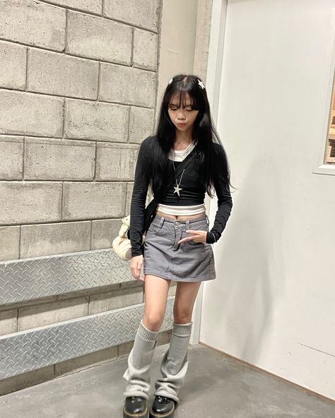 acubi fashion, outfit inspo, black and white aesthetic, ikf t1 headphone White And Black Aesthetic Outfit, Acubi Grey Skirt, Fashion Inspo Outfits Y2k, Outfits With Black Headphones, Acubi Casual Outfits, Aesthetic Acubi Outfits, Ive Outfits Kpop, Asian Skirt Outfits, Fitted Black Dress Outfit