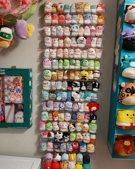 Squishville Display, Figet Toys, Small Room Design Bedroom, Cute Christmas Outfits, Crystal Shelves, Cute Squishies, Cute Diy Room Decor, Storage Kids Room, Kawaii Plush