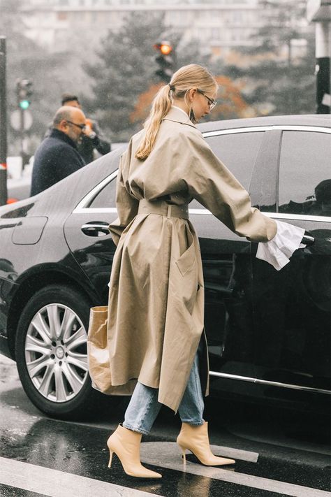 Wondering how to wear your trench coat outfits? Get some inspiration from the street style scene. Paris Street Fashion, Mode Mantel, Looks Jeans, Trench Coat Outfit, Beige Outfit, Coat Outfit, Winter Mode, Trending Boots, Looks Street Style