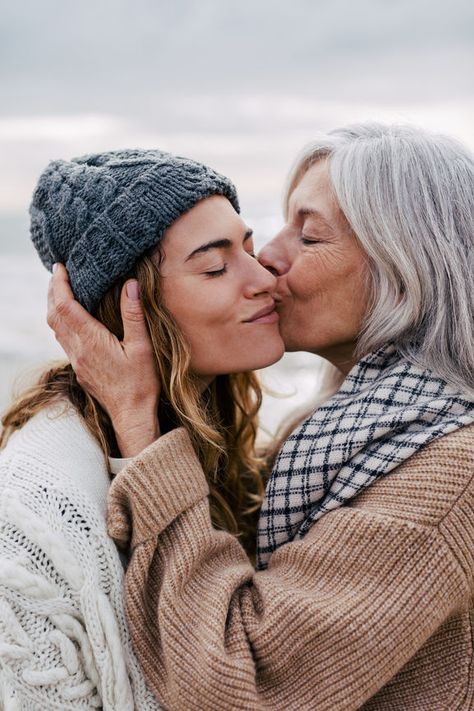 Mother Daughter Movies, Mother Daughter Photography Poses, Mom Daughter Photography, Mother Daughter Poses, Daughter Photo Ideas, Mother Daughter Pictures, Mother Daughter Photoshoot, Bed Threads, Shooting Studio