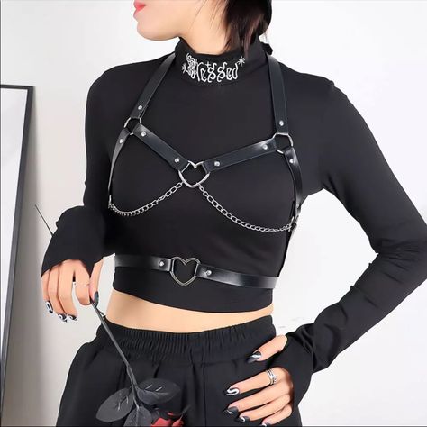 Heart Shaped Chest Harness Belt One Size -Alloy Silver Heart Shaped Ring -Alloy Silver Chain (Non Detachable) -Faux Leather -Adjustable Straps -Silver Studded -Alloy O-Ring Connect All Belts -Lightweight Brand New Body Harness Outfits, Mode Grunge Hipster, Harness Outfit, Rock Style Outfits, Harness Fashion, Rock Style Clothing, Mode Hippie, Suspenders For Women, Diy Vetement