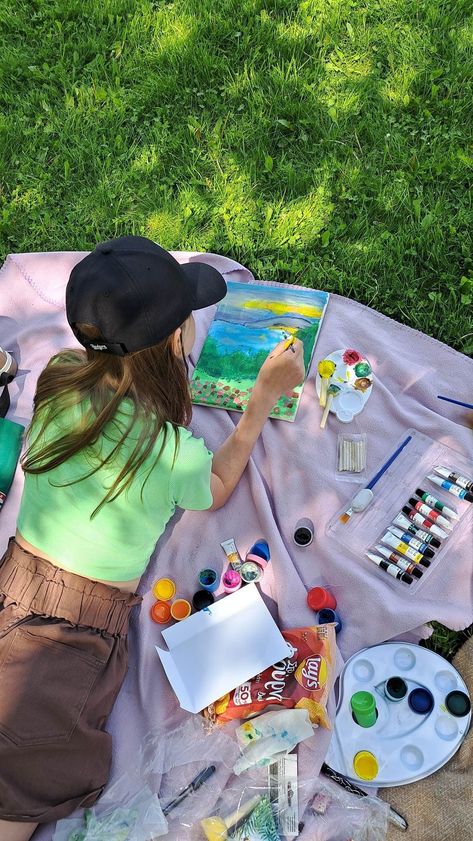 Picnic Painting Date Ideas, Christian Sip And Paint Ideas, Art Picnic Aesthetic, Painting Picnic Date Aesthetic, Drawing Outside, Picnic Painting, Hobbies Aesthetic, Cottage Core Picnic, Painting Picnic