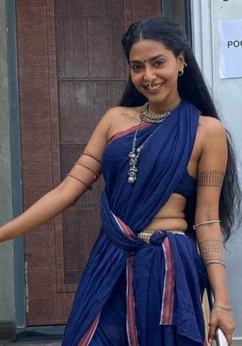 Aishwarya Lekshmi, Ponniyin Selvan, Deeksha Seth, Creative Fashion Photography, Bride Photoshoot, Poses Women, Indian Photoshoot, Traditional Indian Outfits, Beautiful Dresses Short