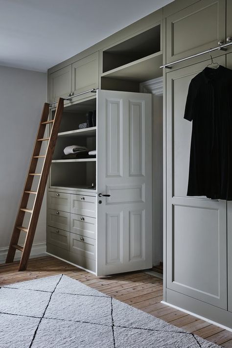 Bedroom Built In Wardrobe, Dressing Room Closet, Minimalist Inspiration, Build A Closet, Classic Kitchen, Room Closet, Bedroom Wardrobe, In The Closet, Master Closet