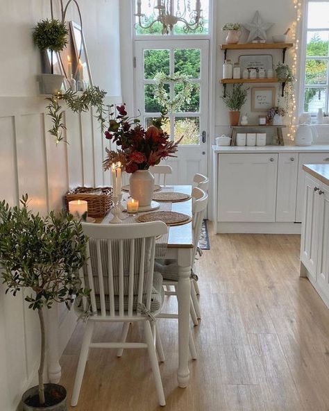 Rustic English Cottage, Country Cottage Living, Cottage Dining Rooms, Cottage Ideas, Cottage Living, Home Inspiration, English Cottage, Room Aesthetic, Shabby Chic Decor