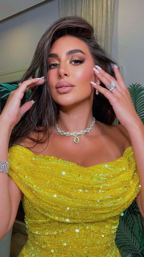 Celebrity makeup look on yasmine sabri Makeup On Mustard Dress, Yellow Gown Makeup Look, Parrot Green Eye Makeup, Eyeshadow With Yellow Dress, Yellow Prom Dress Makeup, Makeup For Mustard Dress, Makeup For Yellow Dress Wedding, Makeup For A Yellow Dress, Yellow Dress Makeup Look