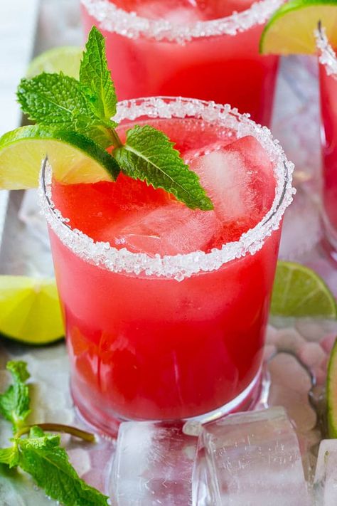 A glass of agua fresca made with fresh watermelon. Watermelon Jalapeno Margarita, Mexican Drink Recipes, Detox Juice Cleanse, Watermelon Drink, Jalapeno Margarita, Juice Cleanse Recipes, Watermelon Margarita, Fresh Watermelon, Agua Fresca