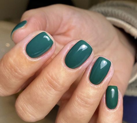 Bright Gel Nails Short, Kelly Green Nails, Short Nail Colors, Bright Gel Nails, Minimalist Manicure, Green Toe Nails, Gell Nails, Green Manicure, Nail Aesthetic