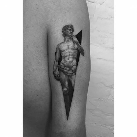 Dotwork style Michelangelo's David tattoo on the back of the right arm. Michelangelo Tattoo, Tattoo On The Back, Aa Tattoos, David Michelangelo, Tricep Tattoos, David Tattoo, Michelangelo's David, Skull Sleeve Tattoos, Skull Sleeve