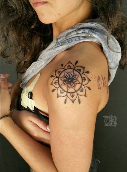 Mandala Arm Tattoo, Mandala Tattoo Shoulder, Small Mandala Tattoo, Mandela Tattoo, Shoulder Cap Tattoo, Girl Shoulder Tattoos, Mandala Lotus, Tattoo Shoulder, Make Tattoo