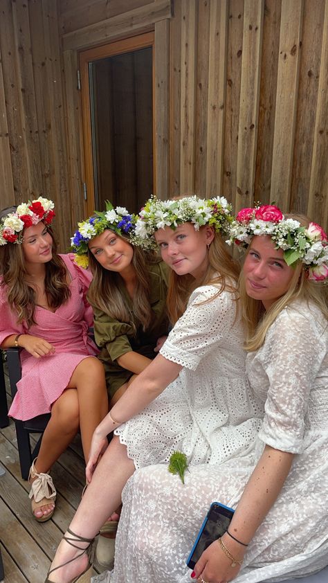 Mid Summers Party, Mid Sommar Aesthetic, Flower Crown Birthday Party, Midsommar Themed Party, Midsommar Wedding Theme, Midsommar Birthday Party, Midsummer Birthday Party, Midsommar Party Outfit, Midsommar Crown