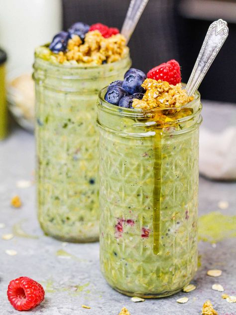 Matcha Overnight Oats: The Perfect Make Ahead Breakfast - Chelsweets Blackberry Freezer Jam Recipe, Blackberry Freezer Jam, Quick And Easy Breakfast Ideas, Matcha Overnight Oats, Matcha Oats, Blueberry Overnight Oats, Freezer Jam Recipes, Refreshing Breakfast, Freezer Jam