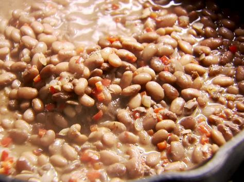 Campfire Beans from Ree Drummond and FoodNetwork.com Campfire Beans, Ree Drummond Recipes, Pioneer Woman Recipes, Campfire Food, Campfire Cooking, Beans Recipe, Ree Drummond, S'mores, Camping Food