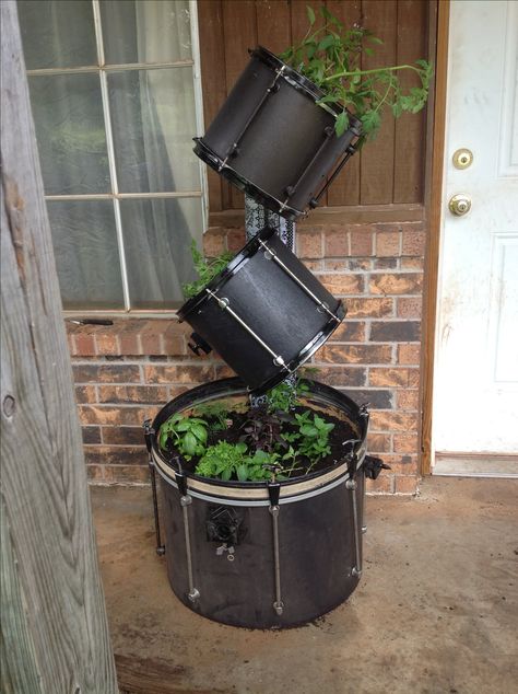 My rockin herb garden.....  Repurposed drum kit..... Music Furniture, Drum Room, Piano Design, Drums Art, Music Room Decor, Deco Nature, Dekor Diy, Drum Kit, Music Decor