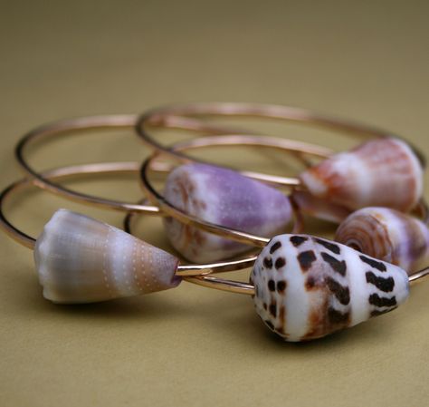 Shell Bangles, Hawaiian Crafts, Seashell Jewelry, Shell Jewelry, Sea Glass Jewelry, Cute Jewelry, Christmas List, Craft Gifts, Jewelry Crafts