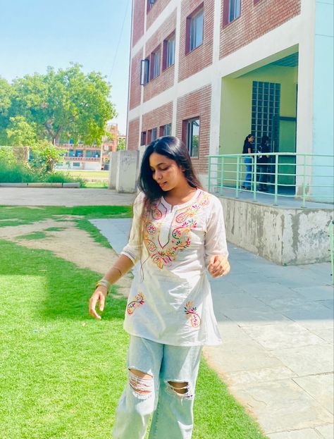 Short Chickenkari Kurti With Jeans, Chickenkari Kurti With Jeans, Sleeveless Short Kurti, Sleeveless Kurti Designs, Short Kurtis For Jeans, Bff Shoot, Sleeveless Kurti, Short Kurti Designs, Indian Fits