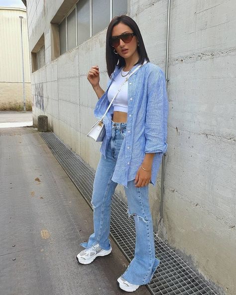 #axelarigato #sneakers #maxicamisa #overaized #shirt #blue #tones #tonos #azules #zapatillas #vaqueros #camisa #look #casual #estilo #style #casual #outfit #blogger #fashion #trend #alert #streetstyle Axel Arigato Sneakers Outfit, Arigato Sneakers Outfit, Sneakers With Jeans, Arigato Sneakers, Axel Arigato Sneakers, Axel Arigato, Sneakers Outfit, Oversized Shirt, Ripped Jean