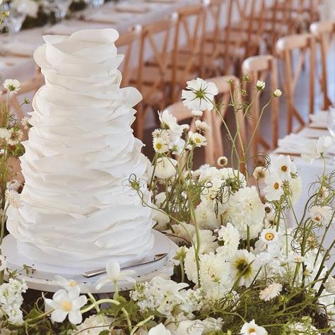 Magical Wedding Cake, Lauren Burke Wedding, Lauren Burke, When I Get Married, Wedding Cakes Vintage, Wedding Aesthetic, Magical Wedding, Wedding Tablescapes, Cake Table