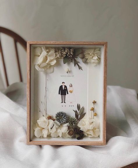 Dried Flower Box Frame, Pressed Flower Art Picture Frames, Frame Mahar, Frame Foto, Dried Flowers Diy, Foto Frame, Wedding Shadow Box, Frame Flower, Wedding Bouquet Preservation