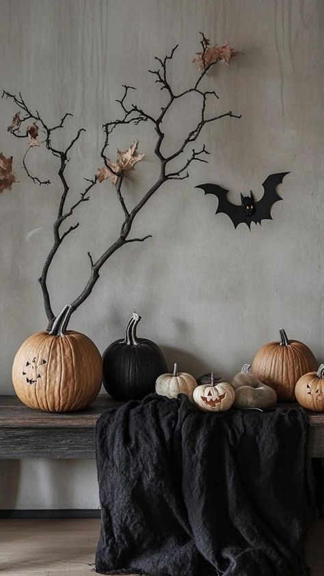 Understated Halloween Decor, Bohemian Halloween Decor, Halloween Minimalist Decor, Halloween Decor 2024, Scandinavian Halloween, Halloween Shelf Decor, Fun Pumpkin Carving, Minimalist Halloween Decor, Creepy Haunted House