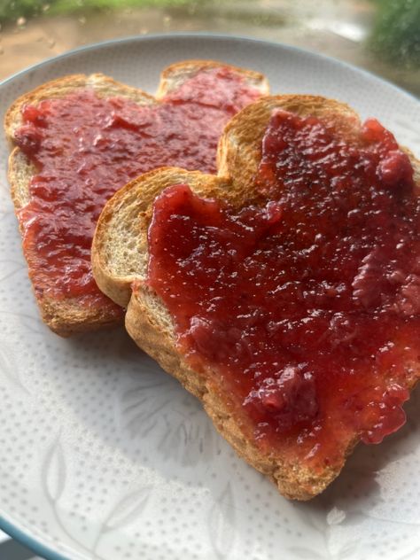 Strawberry Jam Toast on a Plate Cool Breakfast Ideas, Toast Ideas For Kids, Toast Ideas Breakfast, Healthy Toast Ideas, Aesthetic Toast, Jelly Aesthetic, Cool Breakfast, Nook Breakfast, Savory Toast