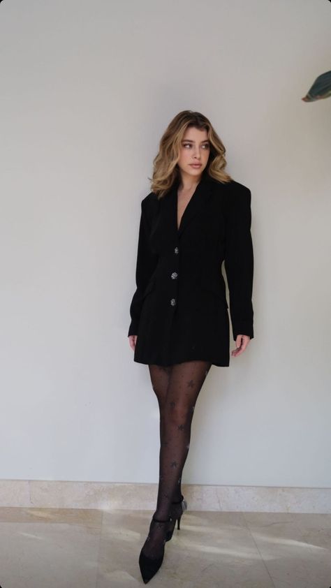 80s Woman Fashion, Blazer Dress Outfits Classy, Black Blazer Dress, Black Blazer Outfit, Chic Skirts, Effortlessly Chic Outfits, New Years Eve Dresses, Fashion Tights, Miranda Kerr