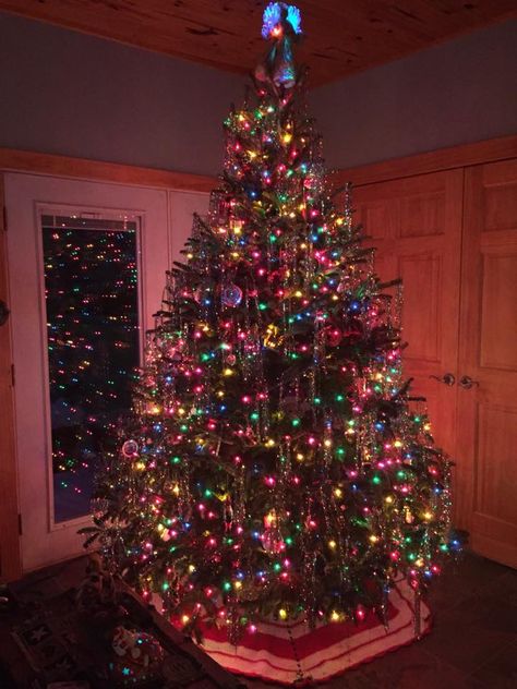 Rainbow Christmas Tree Lights, Colored Lights Christmas Tree, 90s Christmas Tree, Christmas Tree Colored Lights, Christmas Tree With Coloured Lights, Rainbow Lights, Christmas Aesthetics, Christmas Pic, Rainbow Christmas