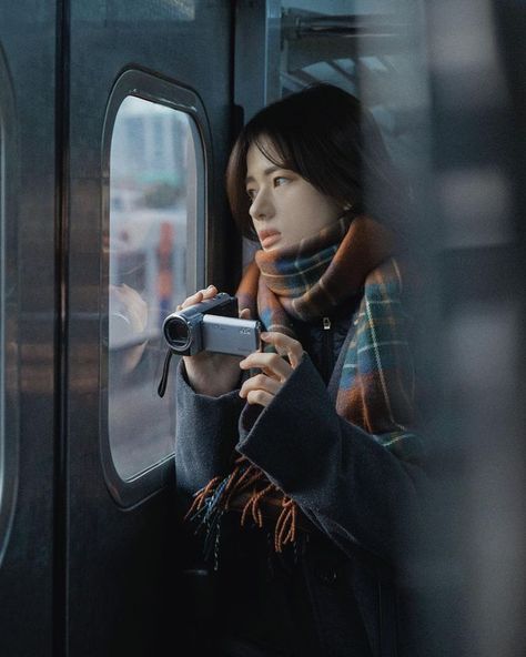 Pose With Camera, Train Pose, Moodboard Inspiration, Japanese Photography, 사진 촬영 포즈, Street Portrait, Female Pose Reference, Anatomy Poses, Cinematic Photography