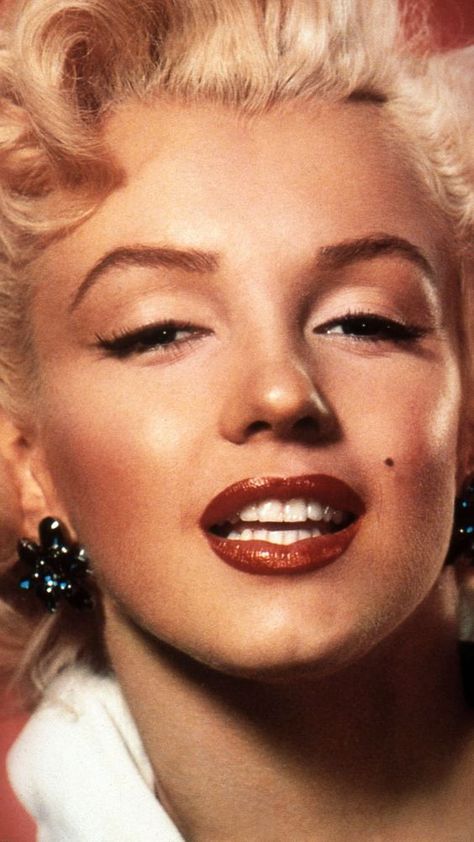 50s Makeup, Lipstick Photos, Red Eyeliner, White Eyeshadow, Joe Dimaggio, Marilyn Monroe Photos, Actrices Hollywood, Norma Jean, White Eyes