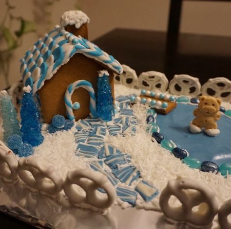 Winter Wonderland Gingerbread House Ideas, Gingerbread House Winter Wonderland, Blue And White Gingerbread House, Winter Wonderland Gingerbread House, Gingerbread House Unique, Blue Gingerbread House, White Gingerbread House, Easy Gingerbread House, Homemade Gingerbread House