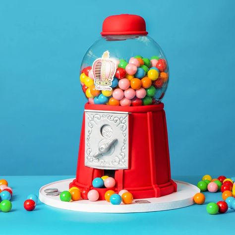 This Gumball Machine Cake recipe by Yolanda Gampp of How To Cake It is easy to follow and delicious. Wow your friends with a totally realistic looking gumball machine made of CAKE! It's sure to be a crowd pleaser. Gumball Machine Photography, Gumball Cake, Movie Room Diy, Gumball Machine Cake, Bubblegum Machine, Yolanda Gampp, How To Cake, Gum Machine, Bubble Gum Machine