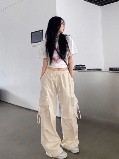 Pants find for little money. Made from high-quality costume fabric does not shine. Good style. Beige Baggy Cargo Pants Outfit, How To Style Parachute Cargo Pants, How To Style Beige Parachute Pants, Parachute Pants Outfit Korean, Beige Parachute Pants Outfit, Beige Trousers Outfit, Beige Cargo Pants Outfit, Cargo Outfits, Beige Trouser