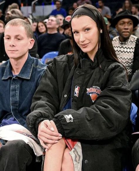 just our queen Bella Hadid #moodboard #inspo #pinterest #pinterestboard #bellahadid #vsangel #model Knicks Game, Basketball Game Outfit, Isabella Hadid, Ny Knicks, Nba Outfit, Game Outfit, Bella Hadid Outfits, Bella Hadid Style, Basketball Game