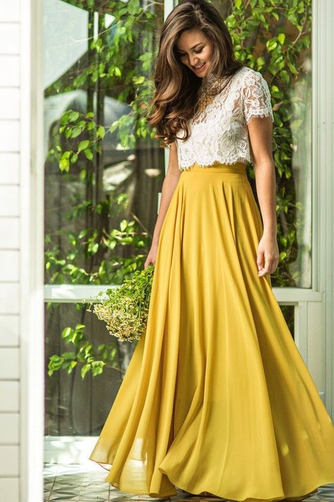 The best Shirts to Wear with Maxi Skirts all year long 2 Piece Lace Dress, Brokat Modern, Yellow Maxi Skirts, Sukienki Maksi, Áo Blu, Rok Outfit, Skirt Diy, Full Maxi Skirt, Prom Dresses Yellow