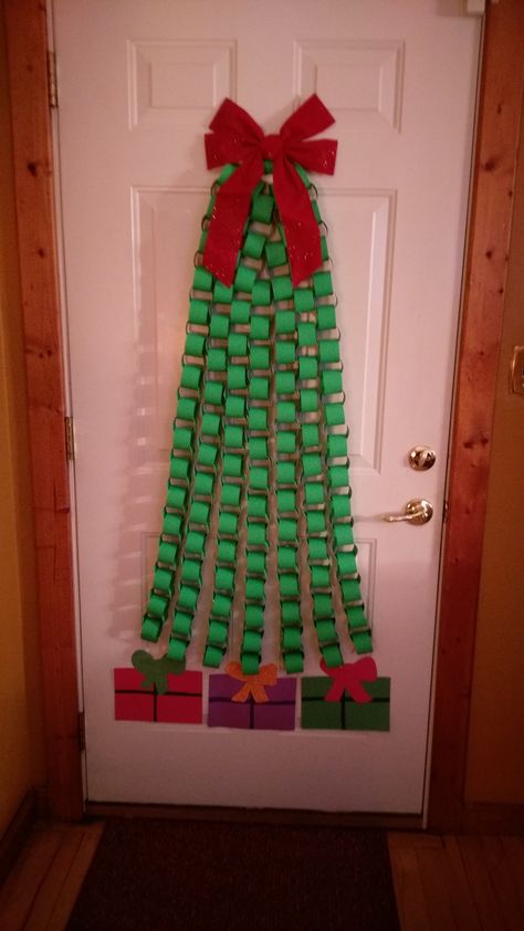 Winter Door Decorations Classroom, Christmas Classroom Door, Wall Christmas Tree, Paper Christmas Decorations, Christmas Homescreen, Handmade Christmas Crafts, Christmas Paper Crafts, Paper Christmas Tree, Christmas Tree Crafts