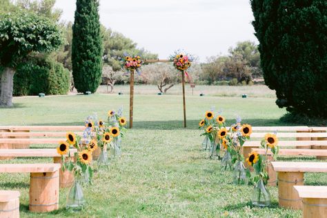 Sunflower Wedding Isles Decoration, Sunflower Ceremony Decorations, Sunflower Wedding Aisle, Sunflower Wedding Ceremony, Wedding Sunflowers, Sunflower Vase, Wedding Isles, Sunflower Themed Wedding, Aisle Flowers