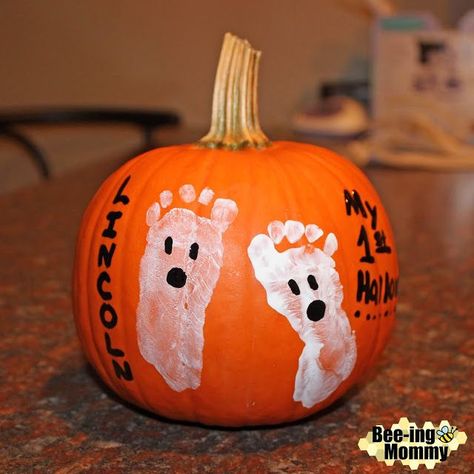 Halloween Baby Ghost Footprint Pumpkin Tutorial Footprint Pumpkin, Footprint Ghost, Halloween Baby Pictures, Halloween Ghost Craft, Baby Halloween Pumpkin, Ghost Craft, No Carve Pumpkin, Babys 1st Halloween, Ghost Crafts